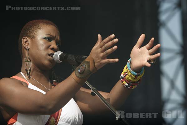 INDIA ARIE - 2006-08-25 - SAINT CLOUD - Domaine National - Scene de la Cascade - 